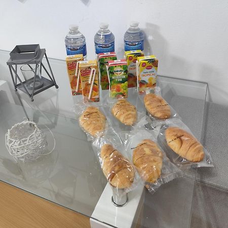 Habitacion Triple Con Bano Compartido Lovely Sevilla カマス エクステリア 写真