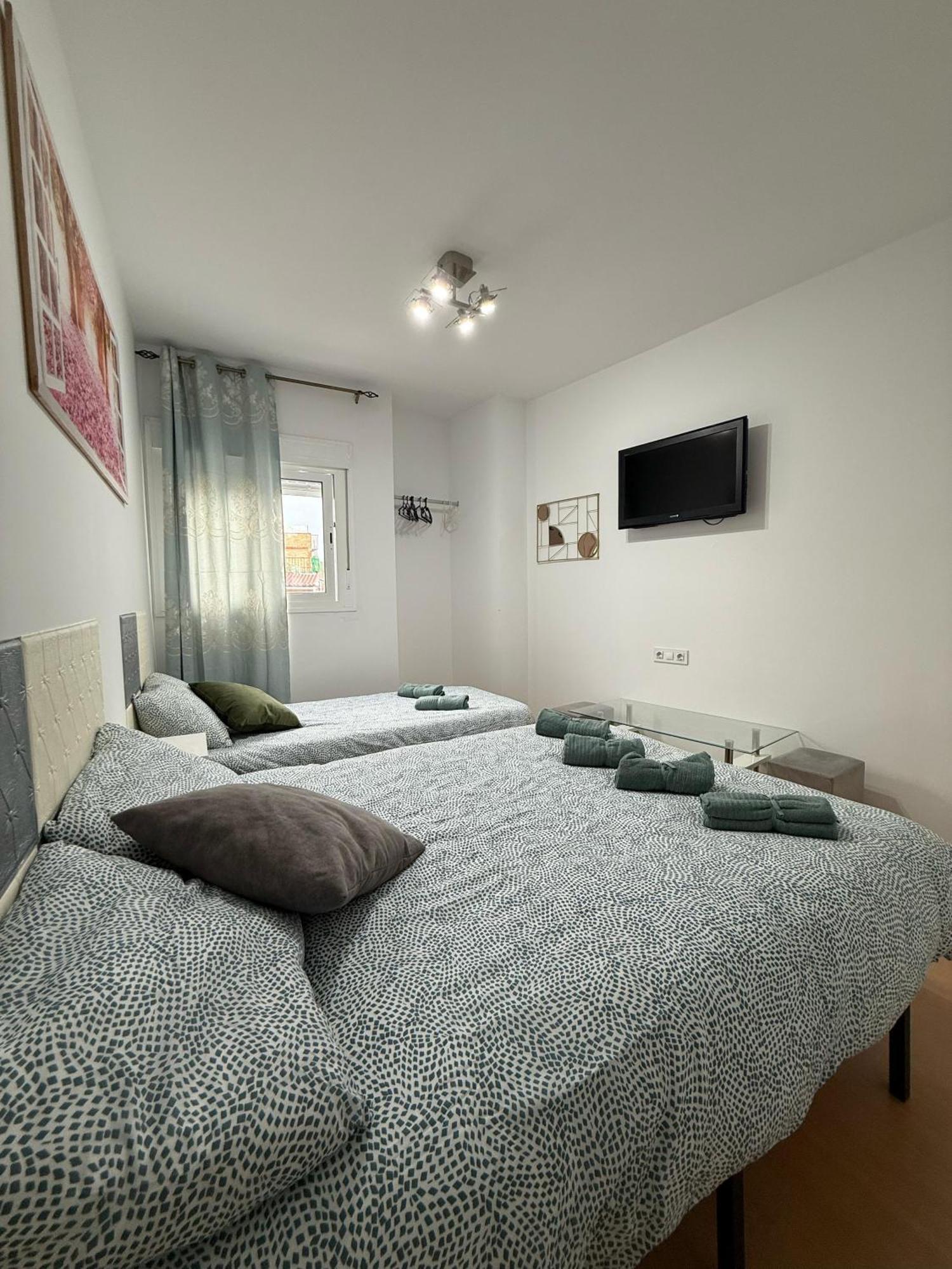Habitacion Triple Con Bano Compartido Lovely Sevilla カマス エクステリア 写真