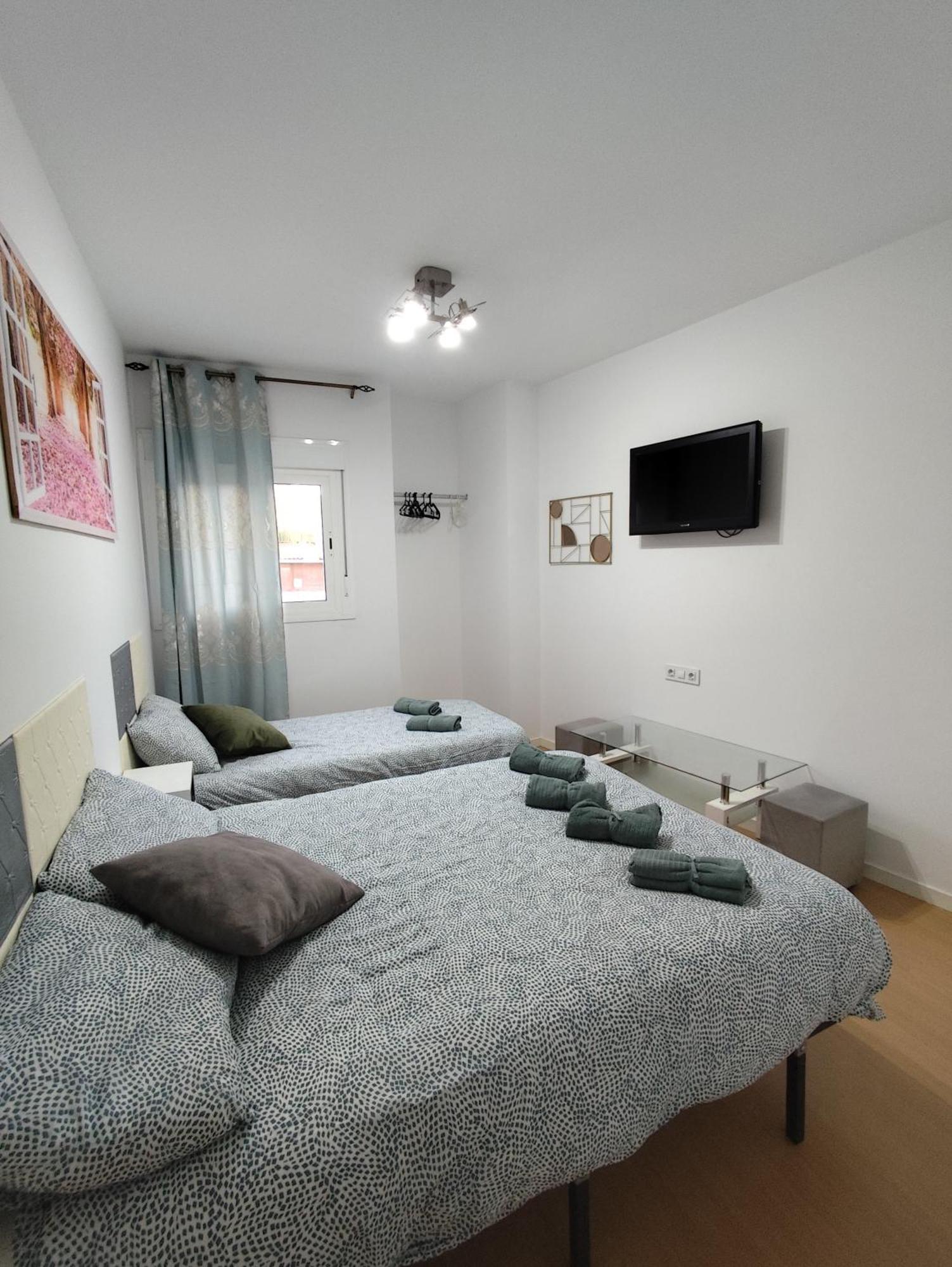 Habitacion Triple Con Bano Compartido Lovely Sevilla カマス エクステリア 写真