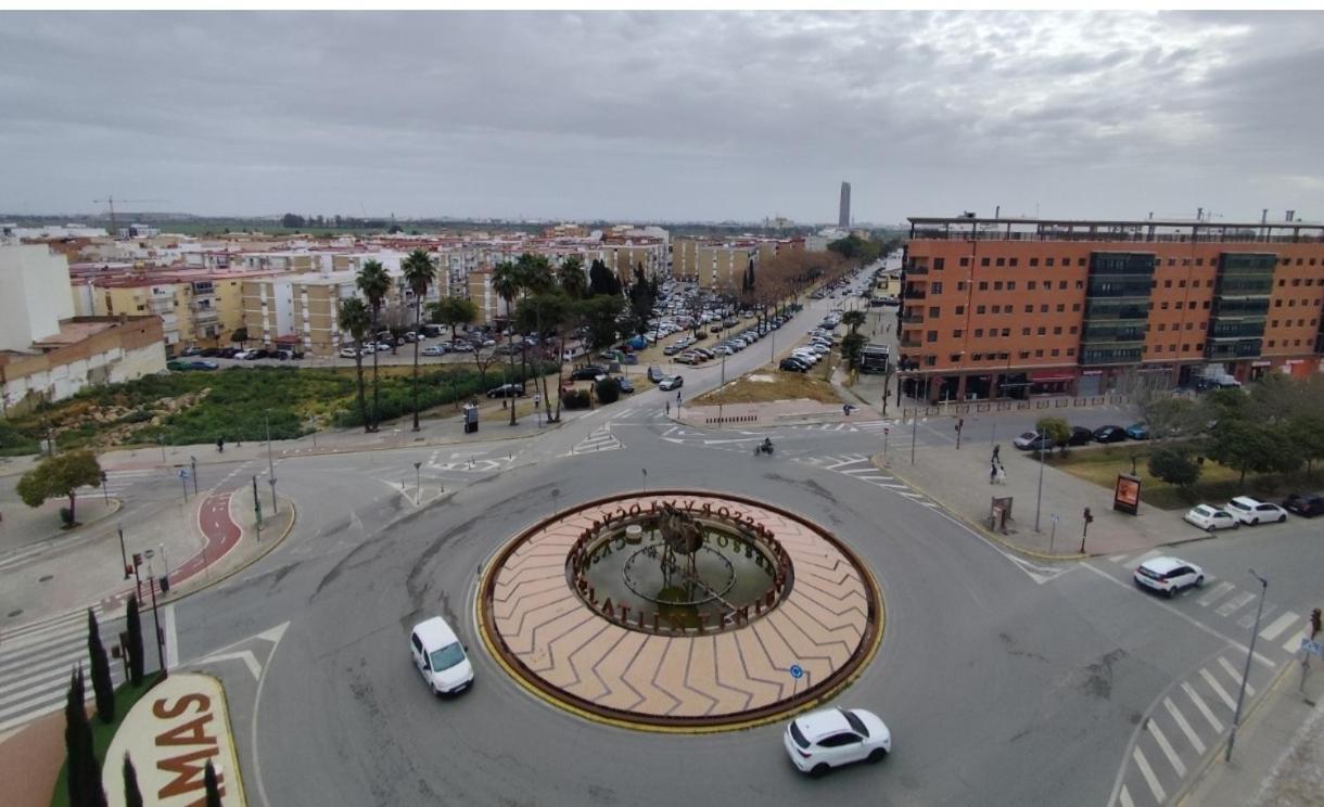 Habitacion Triple Con Bano Compartido Lovely Sevilla カマス エクステリア 写真