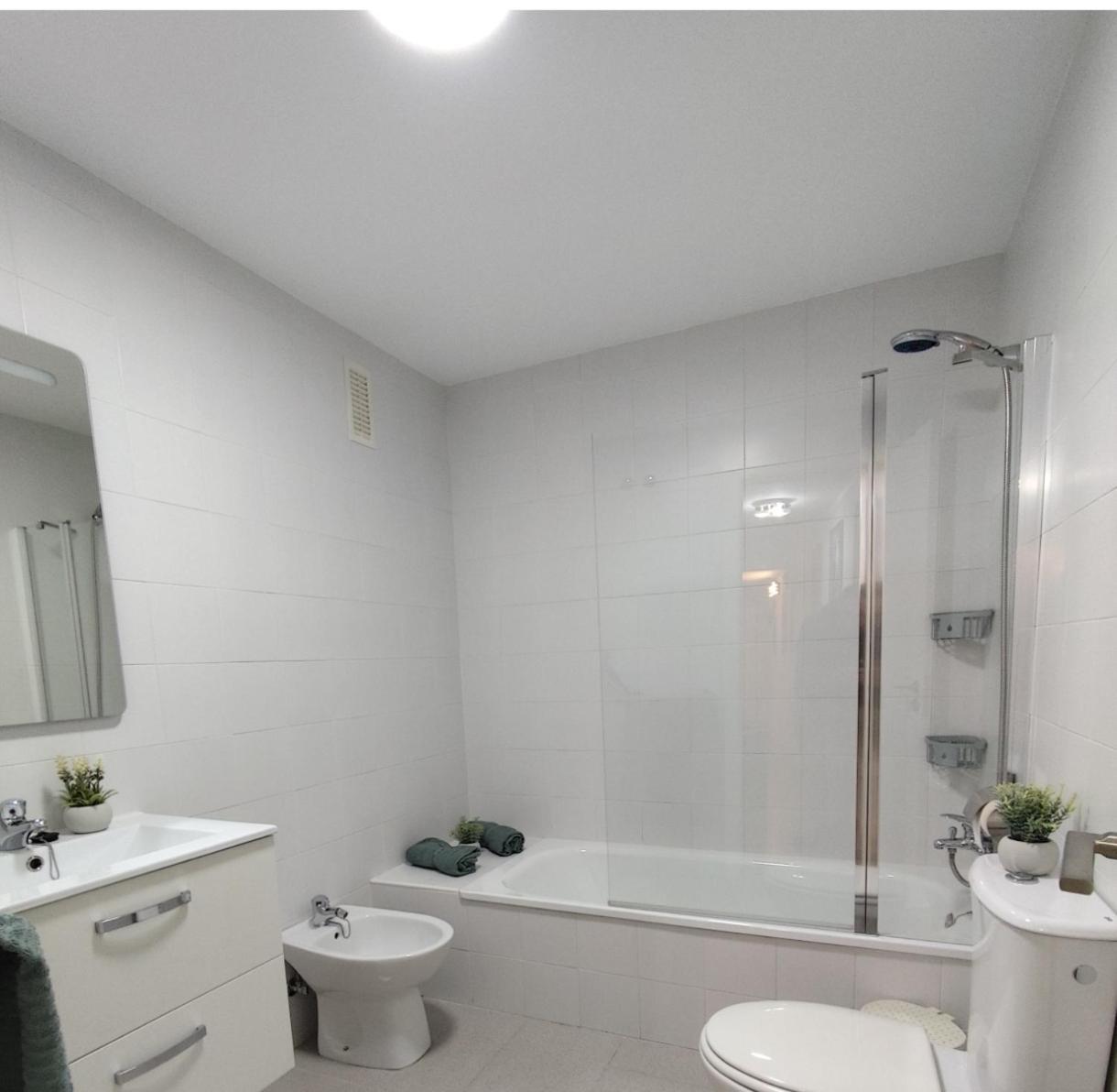 Habitacion Triple Con Bano Compartido Lovely Sevilla カマス エクステリア 写真
