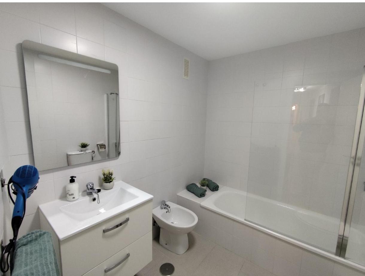 Habitacion Triple Con Bano Compartido Lovely Sevilla カマス エクステリア 写真