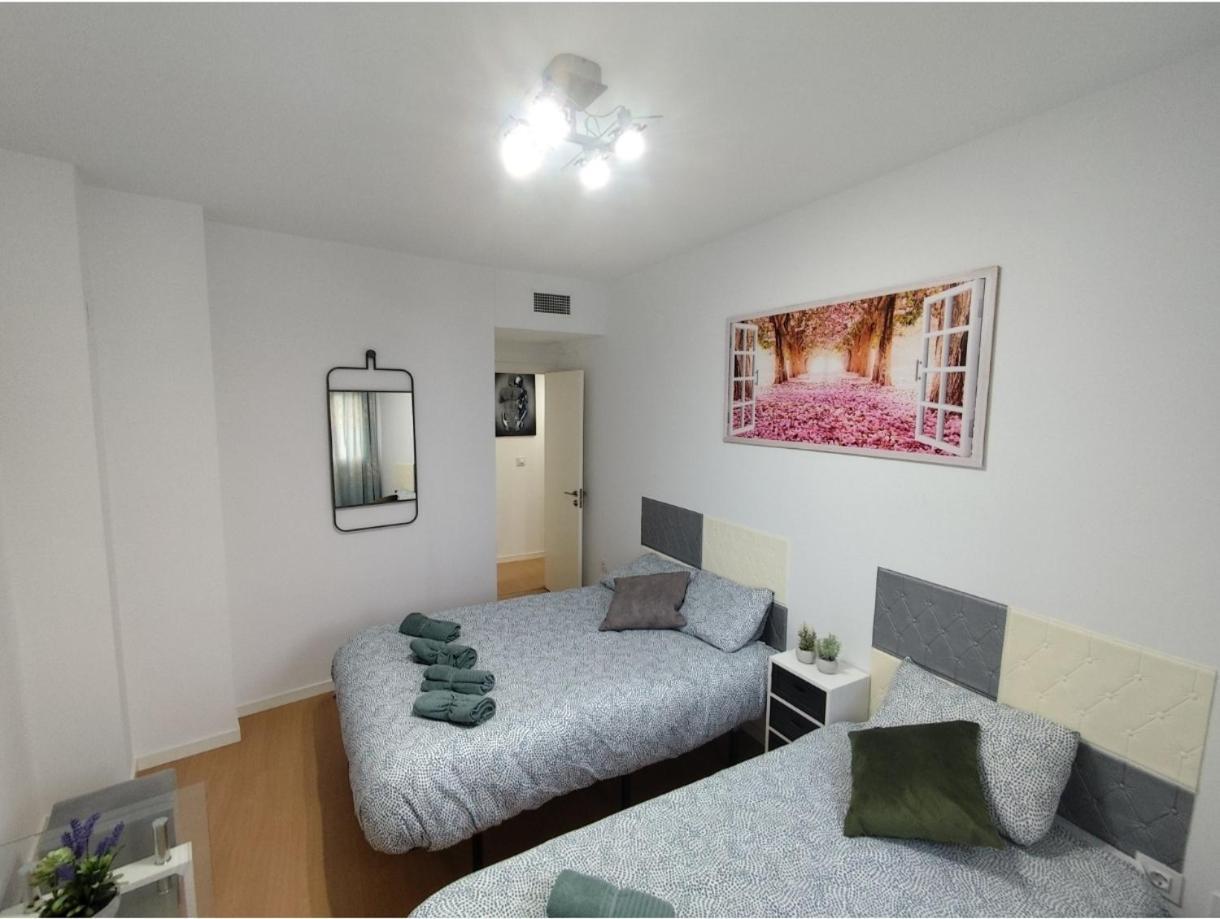 Habitacion Triple Con Bano Compartido Lovely Sevilla カマス エクステリア 写真