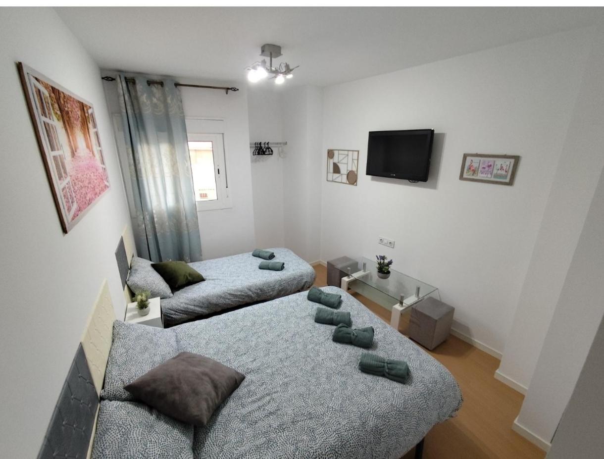 Habitacion Triple Con Bano Compartido Lovely Sevilla カマス エクステリア 写真