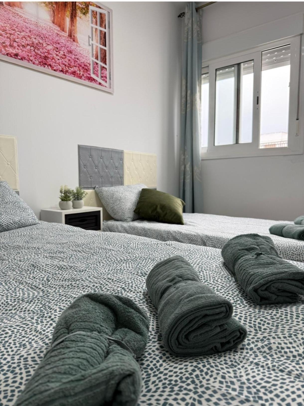 Habitacion Triple Con Bano Compartido Lovely Sevilla カマス エクステリア 写真