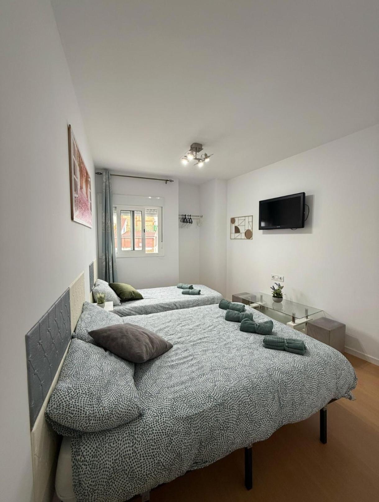 Habitacion Triple Con Bano Compartido Lovely Sevilla カマス エクステリア 写真