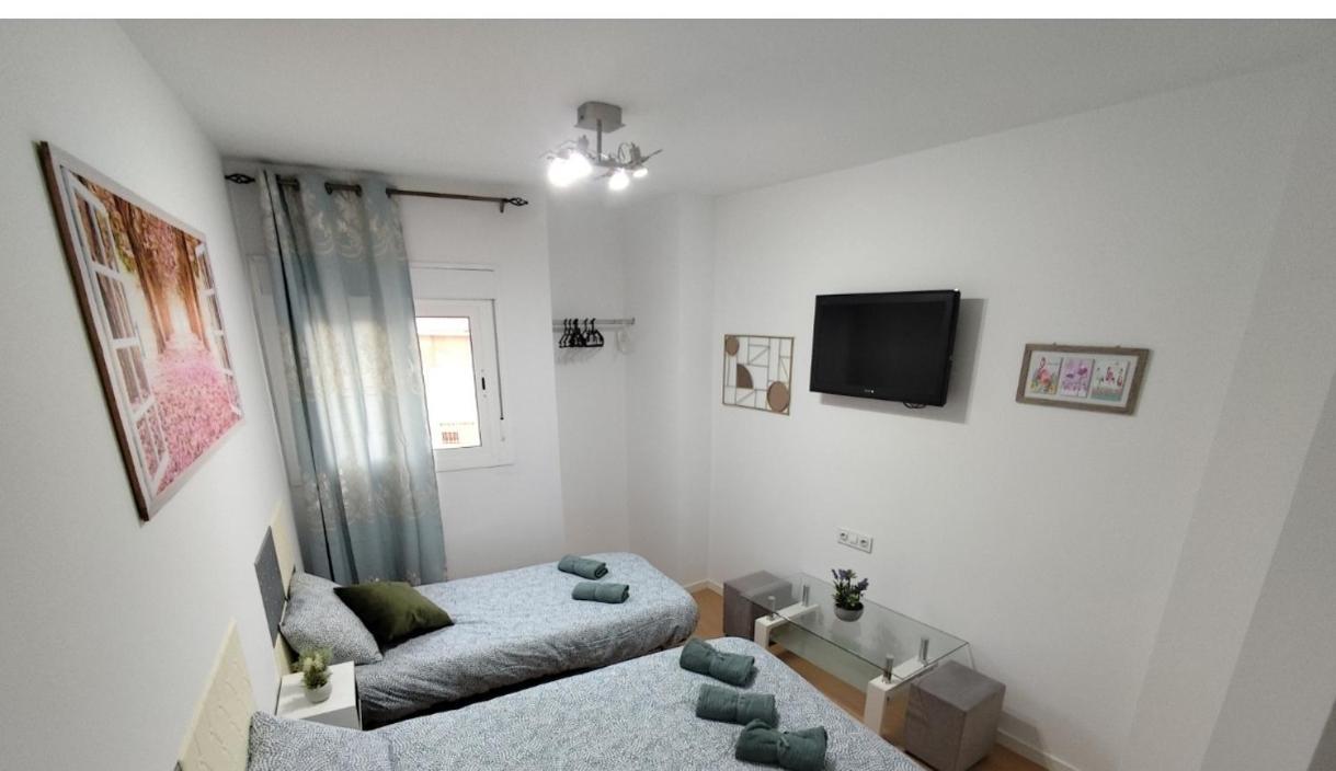 Habitacion Triple Con Bano Compartido Lovely Sevilla カマス エクステリア 写真